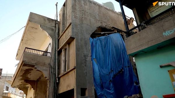 منزل بلا جدران… عائلة لبنانية تتحدى القصف وتعيد بناء حياتها في شقرا جنوبي البلاد رغم غياب الخدمات