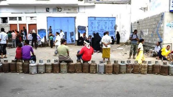 اليمن.. أزمة أسطوانات الغاز في عدن تتفاقم وحالة من الاستياء تجتاح الجنوب.. صور