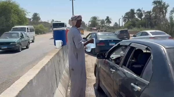 في لهيب الصيف… “عم خالد” يسقي العابرين بالماء المثلج مجانا على طرق أسيوط الصحراوية