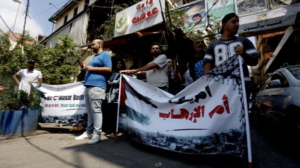 وقفة فلسطينية في بيروت رفضا للعقوبات الأمريكية على “فلسطين أكشن” و”المسار الثوري البديل”