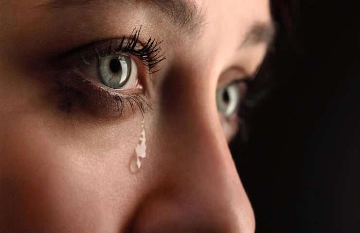 الحساسية نقطة ضعفها .. أبراج ترهقها أبسط المواقف