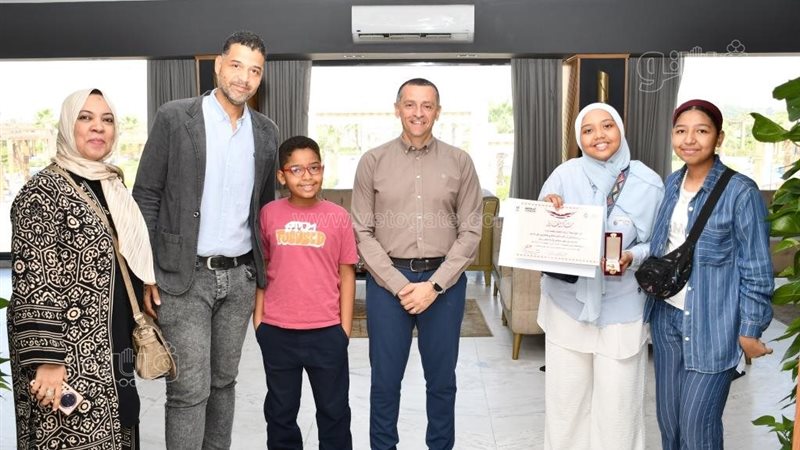 محافظ أسوان يكرم الفائز ببرونزية البطولة العربية والأولى على الشهادة الإعدادية (صور)