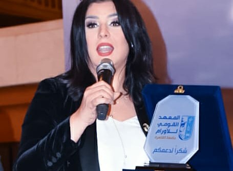 منى الشاذلي تحسم الجدل حول استضافة محمد رمضان: صور مفبركة بالذكاء الاصطناعي