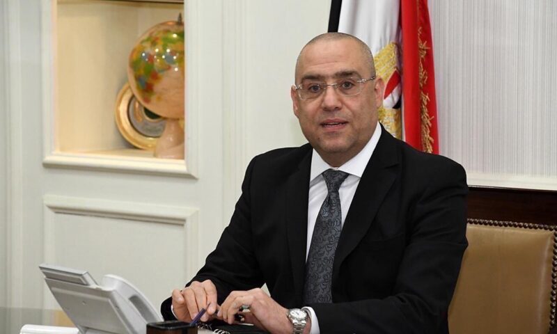 إحالة موظفة للمحاكمة في سب عاصم الجزار وزير الإسكان السابق