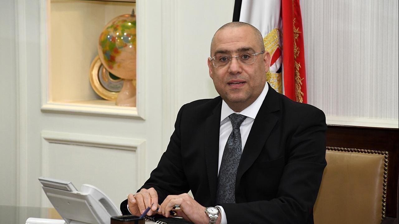 إحالة موظفة للمحاكمة في سب عاصم الجزار وزير الإسكان السابق
