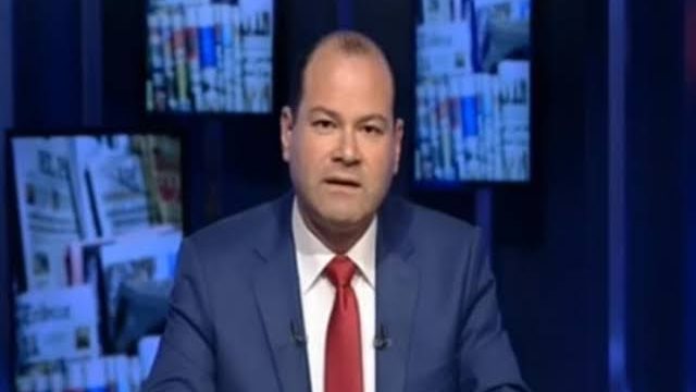 نشأت الديهي: قرار كامل الوزير بإخلاء السفينة المشتعلة من المجرى الملاحي أنقذ الموقف