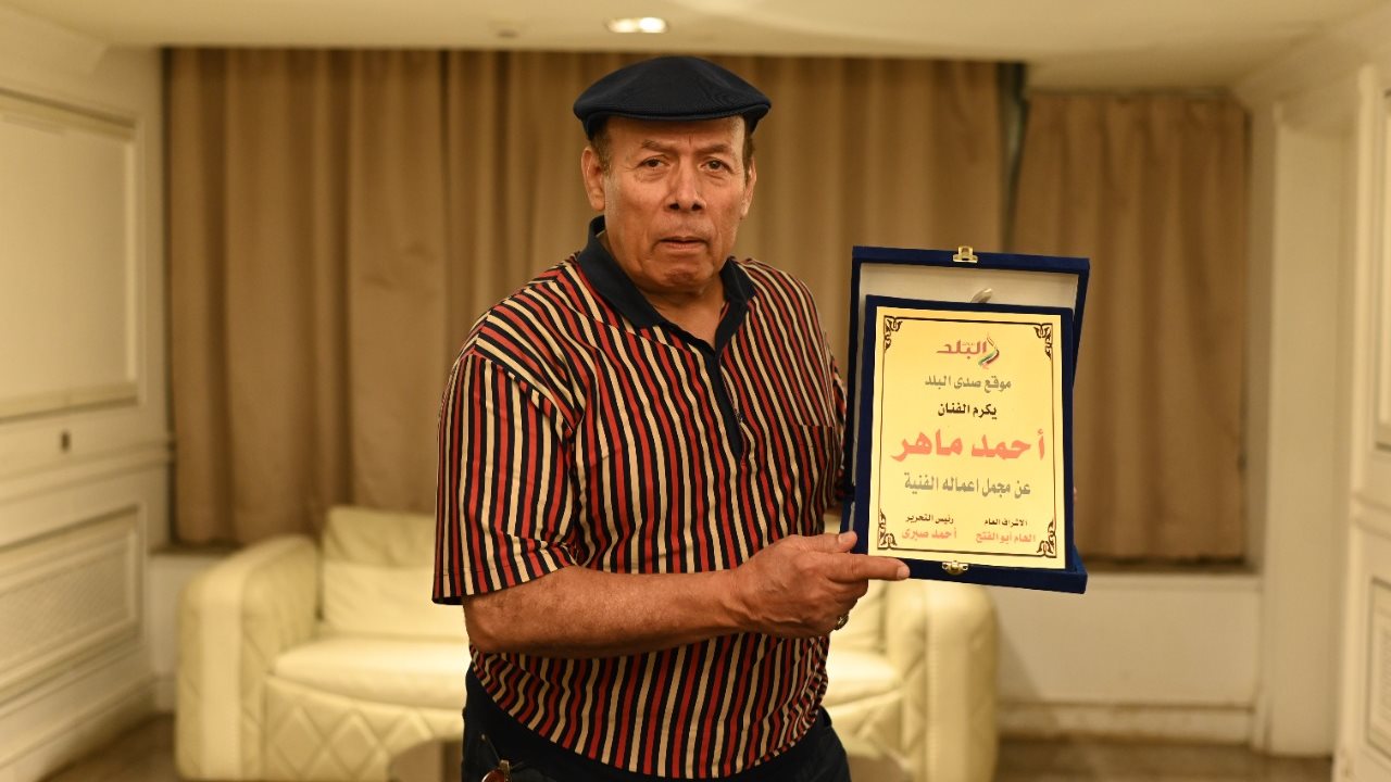 أحمد ماهر: والدي هددني بطلاق والدتي حال دخولي الفن.. خاص