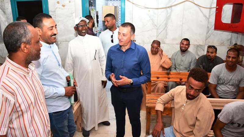 خلال جولة بالقومسيون الطبى، محافظ أسوان يوجه بحسن معاملة المواطنين وتيسير الإجراءات (صور)