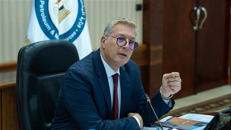 بالمستندات، لجنة العلاقات العامة بوزارة البترول أمام علامات استفهام حول مخالفة ضوابط التعاقد مع الفنادق
