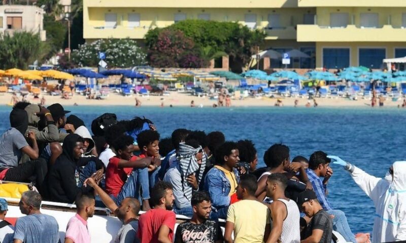 رويترز: فقدان 13 تونسيا إثر غرق مركب مهاجرين قبالة السواحل التونسية