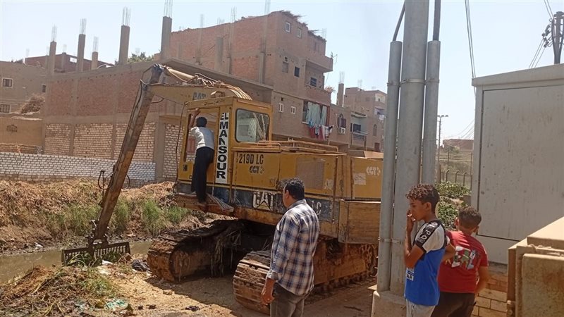 رفع 60 طنًا من نواتج التطهير بمصرف الساحل بعونة أسيوط