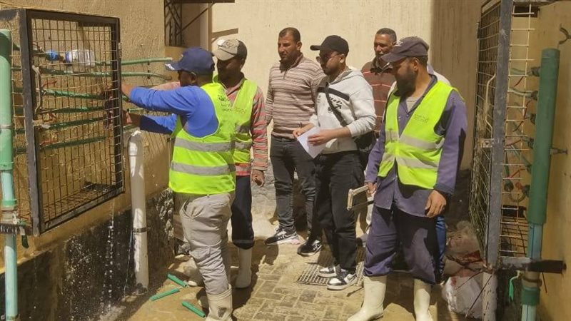 حملات لتحصيل مديونيات المياه وضبط الوصلات المخالفة بمدينة بدر