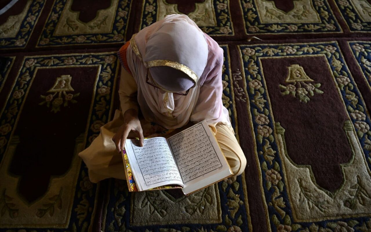 هل يجوز قراءة القرآن أثناء مشاهدة مسلسل أو فيلم؟.. أمين الفتوى يوضح