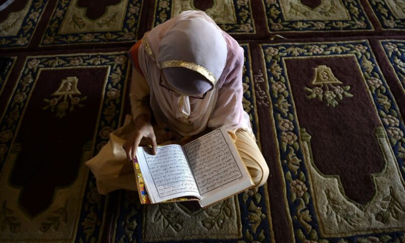 هل يجوز قراءة القرآن أثناء مشاهدة مسلسل أو فيلم؟.. أمين الفتوى يوضح
