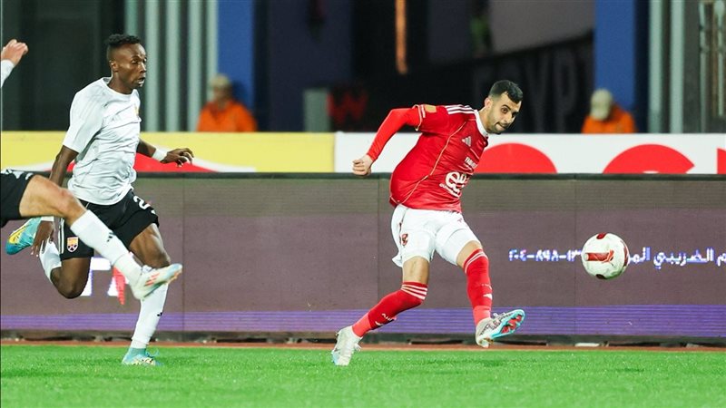 موسم الإصابات بدأ، نقل لاعب الأهلي للمستشفى بعد الإصابة أمام بادالونا