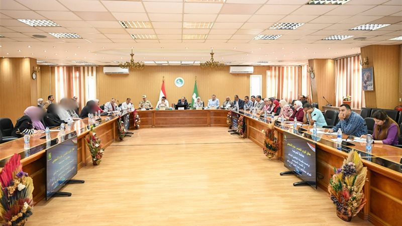 محافظ الشرقية يكلف بتوفير 13 فرصة عمل و17 إعانة وكوبون لصرف سلع غذائية