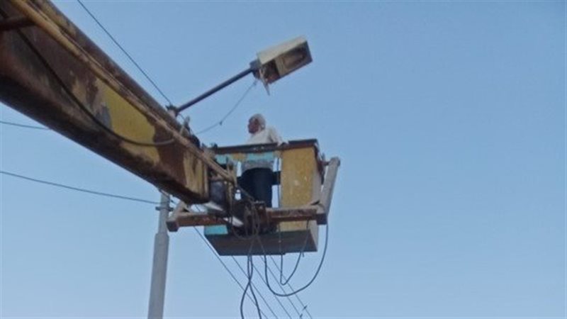 تركيب كشافات موفرة للطاقة في شوارع القرى بأسيوط