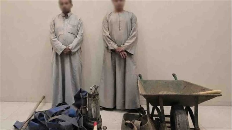 حلم الثراء انتهى خلف القضبان، ضبط المتهمين بالتنقيب عن الآثار داخل عقار بسوهاج
