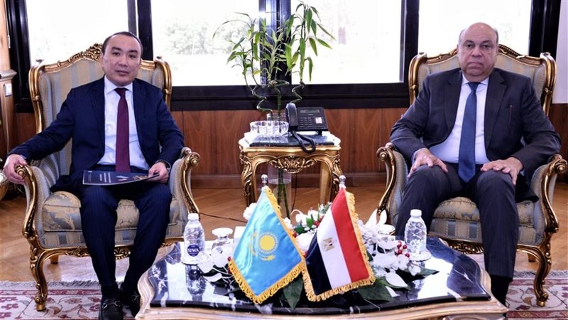 وزير الطيران يبحث مع سفير كازاخستان تعزيز الربط الجوي وتنشيط الحركة السياحية بين البلدين