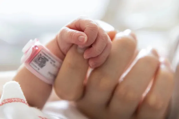 حقنة فيتامين «ك» تحمي حديثي الولادة من نزف الدماغ