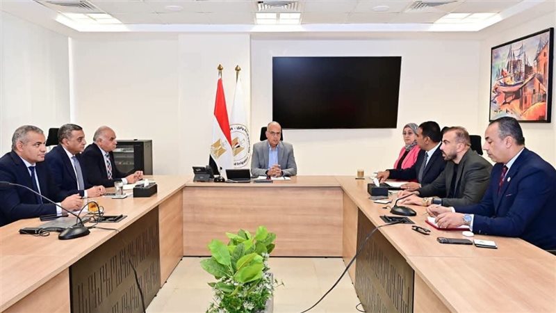 وزير الري يلتقي نواب البرلمان لبحث آليات تطهير المصارف وصيانة الكباري