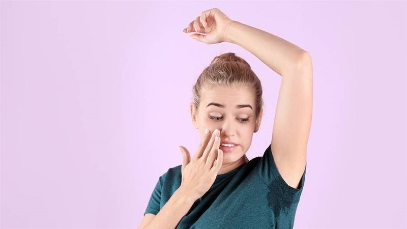 كيف تحافظين على رائحة جسم منعشة دون الإفراط في العطور ومزيلات العرق؟