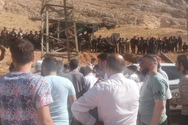 قائد الأمن الداخلي بريف دمشق يلتقي أهالي بلدة «عين منين» وينهي الاحتجاجات
