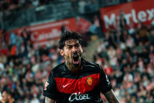 سامو كوستا في طريقه إلى معسكر النصر لإتمام الصفقة