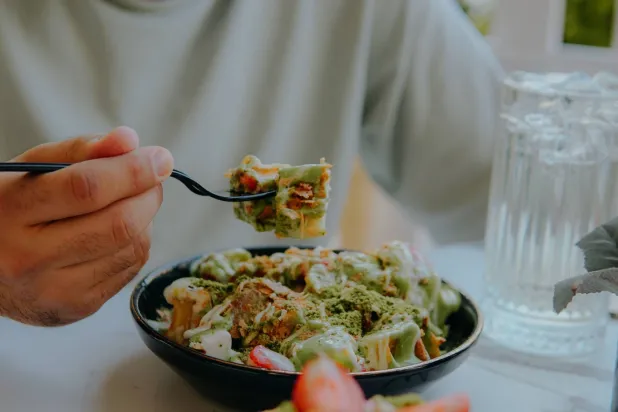 العشاء المتأخر… هل يهدد صحة قلبك؟