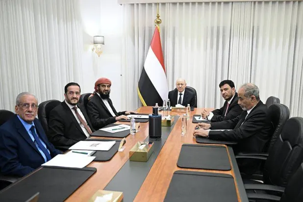 القيادة اليمنية تطالب بتحرك دولي لحماية الملاحة