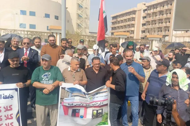 موظفو 6 محافظات عراقية يتظاهرون احتجاجاً على تأخر مرتباتهم
