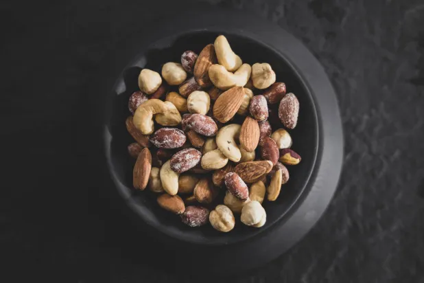 أطعمة تعزز التركيز وتدعم صحة الدماغ… ماذا تختار؟