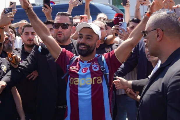 زخم «سوشيالي» مصري حول انتقال محمد صلاح لطرابزون التركي