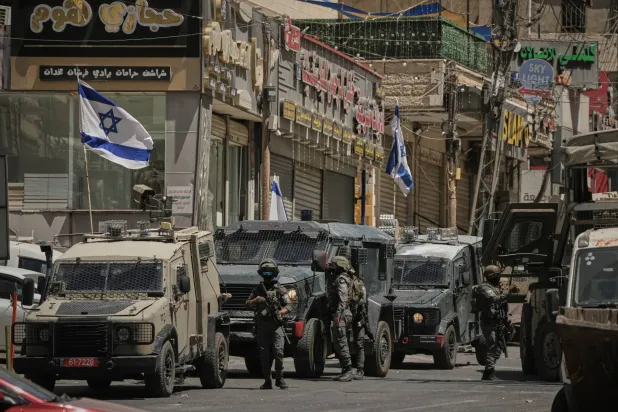 الهجوم على قلنديا… «حل وسط» على طريق تفكيك 16 مخيماً للاجئين بالضفة