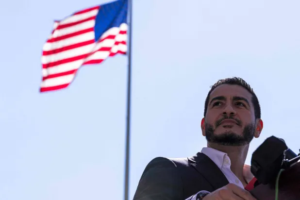 أميركا: الحزب الديمقراطي المنقسم يحاول التوحد خلف عبد الرحمن السيد