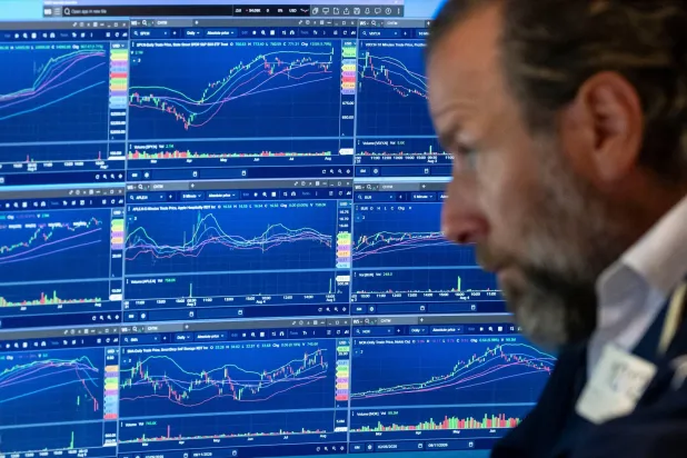 العقود الآجلة الأميركية تتباين مع ترقب المستثمرين لتطورات الشرق الأوسط