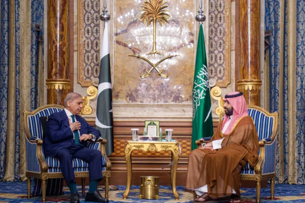 رئيس الوزراء الباكستاني وقائد الجيش يزوران السعودية