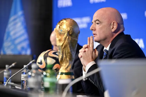 هل باع إنفانتينو كأس العالم بأقل من قيمتها؟… و«يويفا» يفتح تحقيقاً مستقلاً