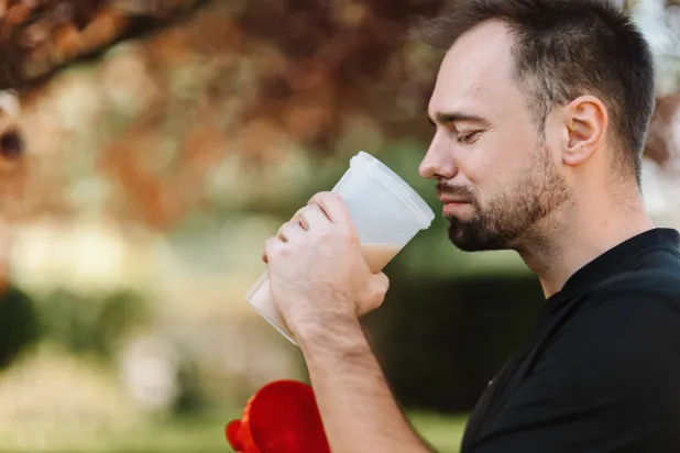 هل يُفضَّل شرب مخفوق البروتين قبل التمرين أم بعده؟