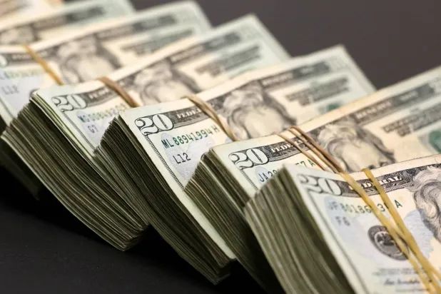 الدولار يتجه لمكاسب أسبوعية وسط شكوك بشأن اتفاق السلام مع إيران
