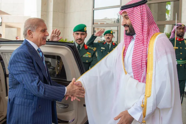 ولي العهد السعودي يلتقي رئيس الوزراء الباكستاني في مكة المكرمة