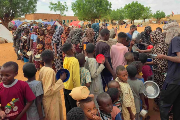 «نأكل حتى لا نموت»… يوميات الجوع في السودان