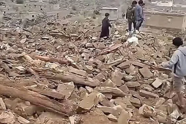 الحوثيون يفجّرون حصناً تاريخياً لاستغلال موقعه عسكرياً