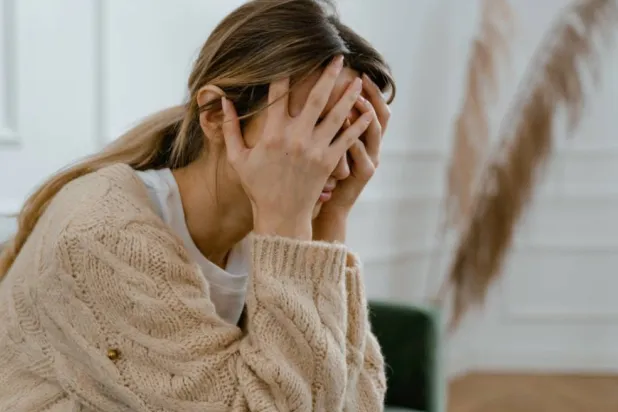10 أعراض جسدية للقلق يظنها البعض لأمراض أخرى