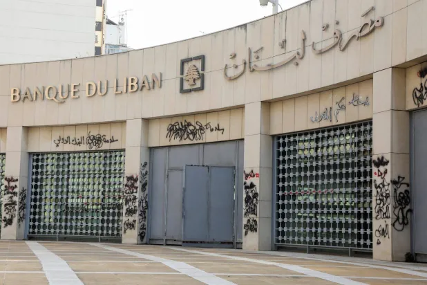 «المركزي» اللبناني يعزّز ضبط النقد بانتظار قانون الانتظام المالي