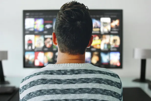 مشاهدة التلفاز ضد الجلوس أمام الحاسوب… أيهما أكثر ضرراً لصحة الدماغ؟