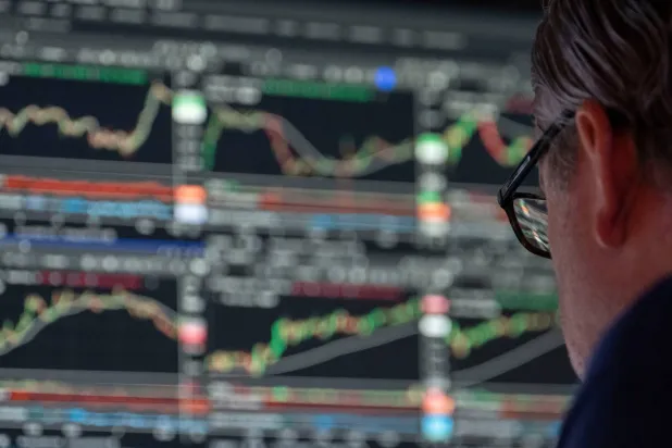 ارتفاع طفيف للعقود الآجلة الأميركية وسط ترقب تطورات «هرمز»