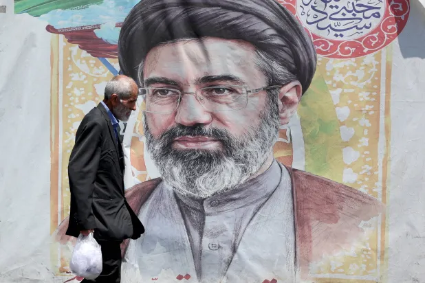 خامنئي يعيد تشكيل القيادة العسكرية الإيرانية