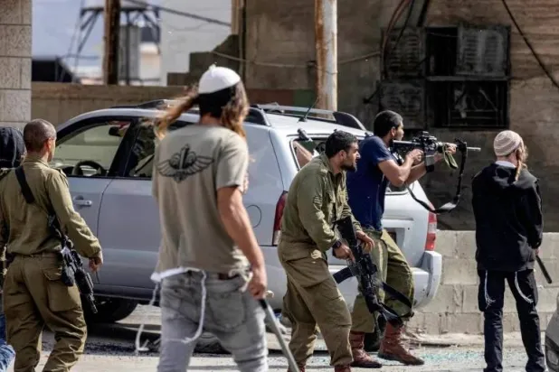 الجيش الإسرائيلي يمنع مستوطناً من دخول الضفة الغربية بعد اعتدائه على فلسطيني