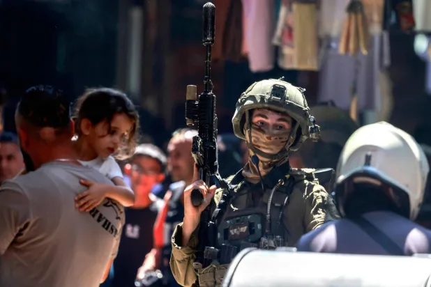إصابة 6 فلسطينيين في هجوم للمستوطنين شمال شرقي رام الله